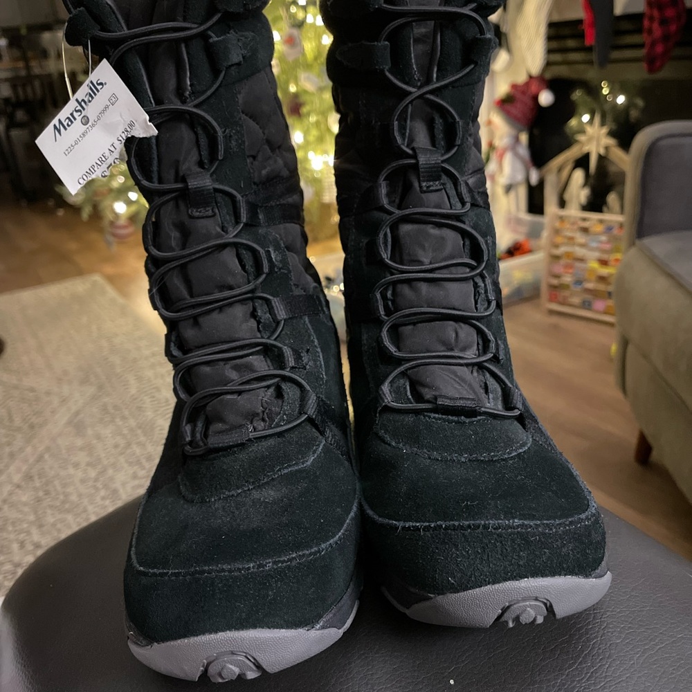 Size 6 NWT Merrell Black Boots - No Box